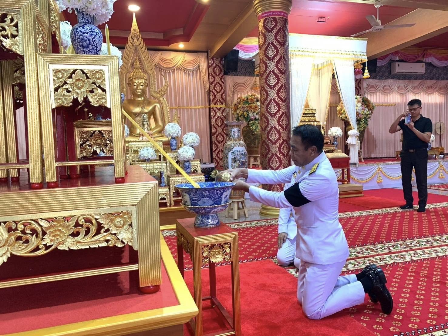 พช.โกสุมพิสัย ร่วมพิธีถวายน้ำสรงพระบรมศพ และพิธีลงนามถวายความอาลัยเบื้องหน้าพระฉายาลักษณ์สมเด็จพระนางเจ้าสิริกิติ์ พระบรมราชินีนาถ พระบรมราชชนนีพันปีหลวง