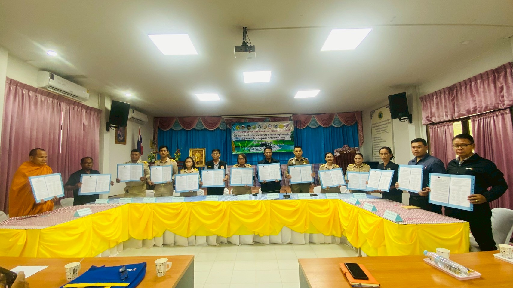 พช.โกสุมพิสัย จังหวัดมหาสารคาม  ดำเนินกิจกรรมลงนามบันทึกข้อตกลงความร่วมมือ (MOU) การขับเคลื่อนตำบลเข้มแข็งฯ  และประกาศวาระ “ตำบลเข้มแข็ง ตามหลักปรัชญาของเศรษฐกิจพอเพียง” ประจำปี 2569