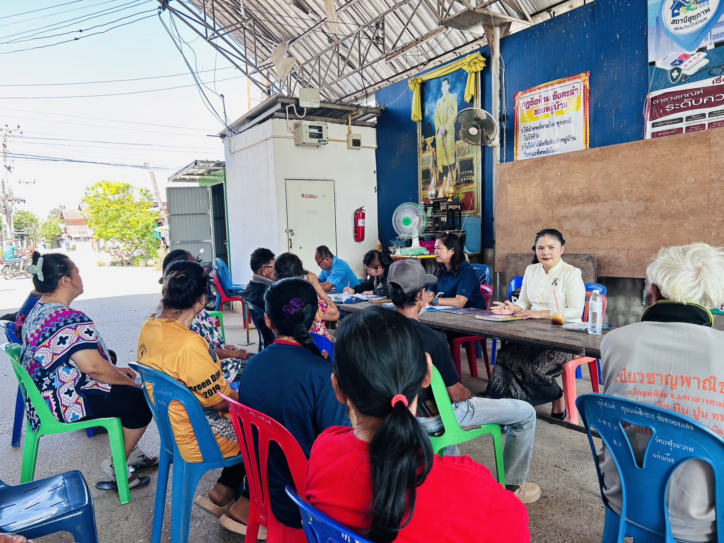 สำนักงานพัฒนาชุมชนอำเภอโกสุมพิสัยพิสัย  ประชุมพิจารณาอนุมัติเงินยืมโครงการแก้ไขปัญหาความยากจน (กข.คจ.)