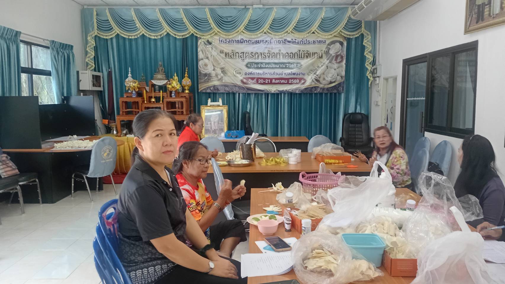 พช.โกสุมพิสัย จังหวัดมหาสารคาม  ติดตามสนับสนุนการประดิษฐ์ดอกไม้จันทน์